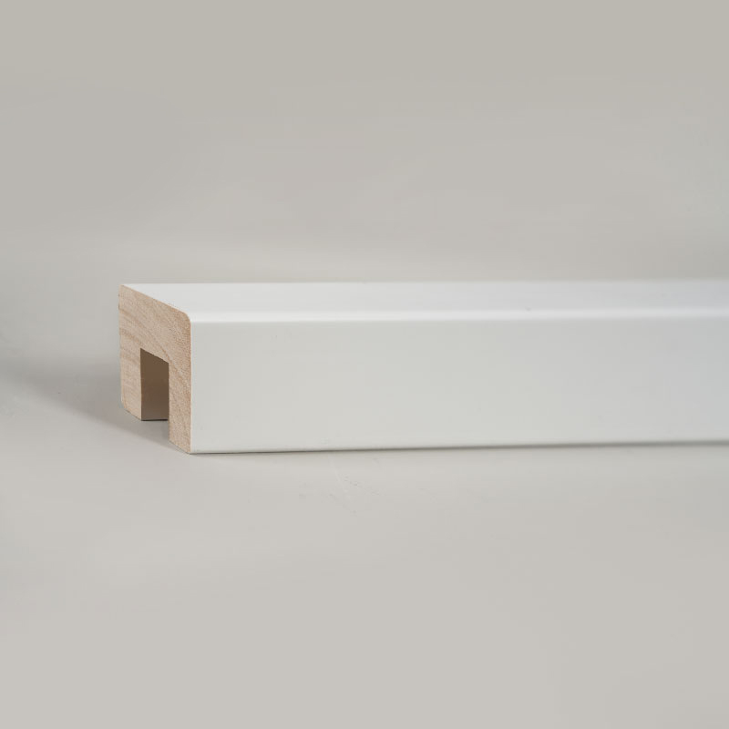 Ledstänger för trappsteg i massivt trä (spackelgrundade och målade)-Swiss White 1 3/7