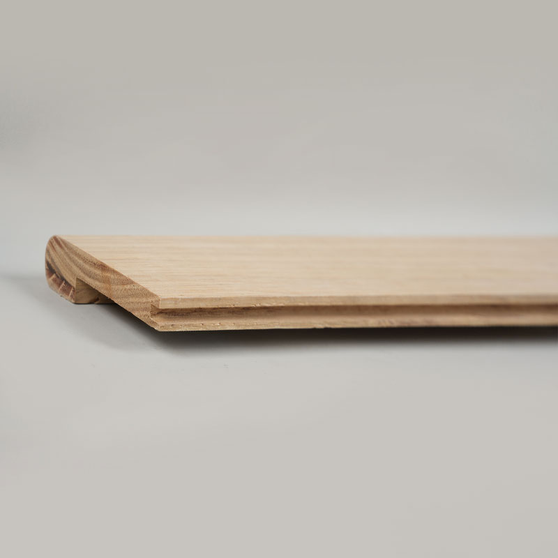 Vit ek Helt stycke stockar trappnos (färg oavslutad) – Ek Naturlig färg –1/2'x2 15/16'