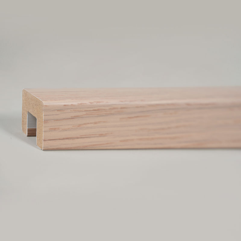 Trapphandledare i massivt trä (PVC-omslagna) - Ekfärg 1 1/6' x 1 1/6'